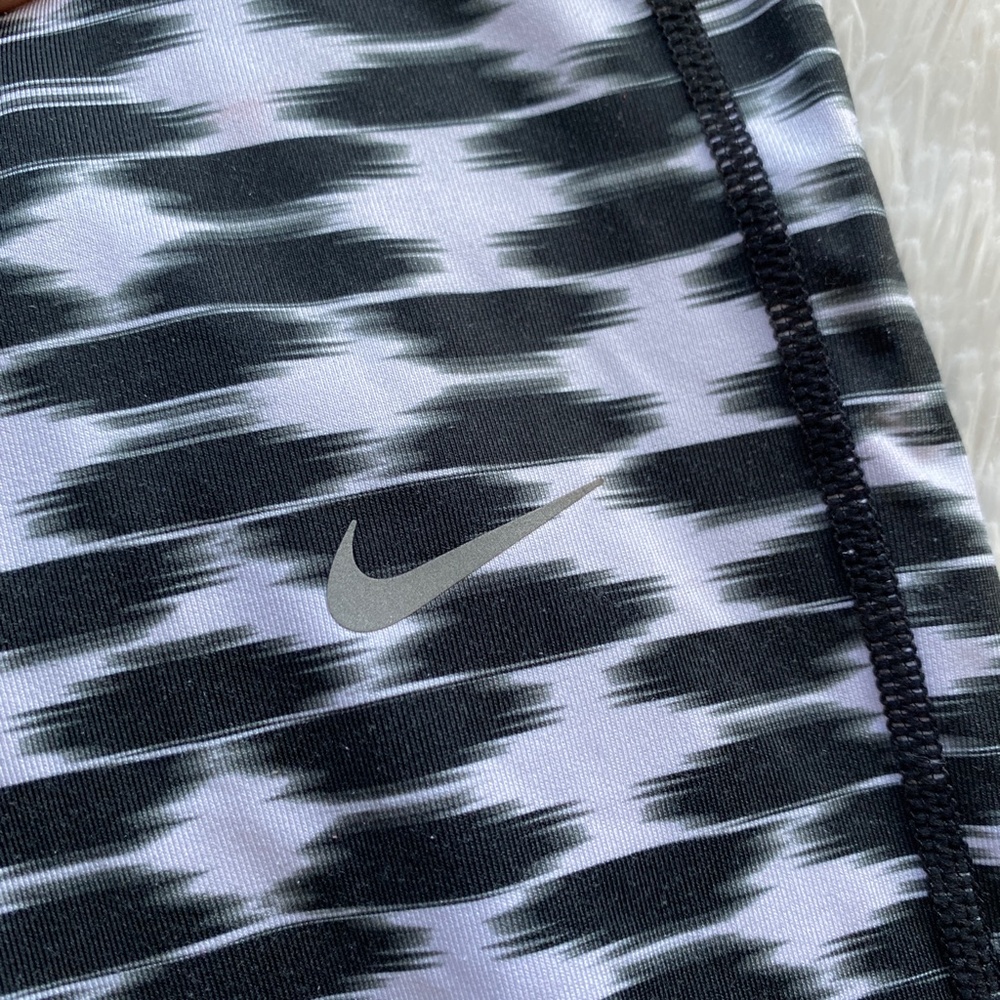 NIKE Women’s Relay Printed Crop Legging Black White Extra Small XS - Picture 9 of 14